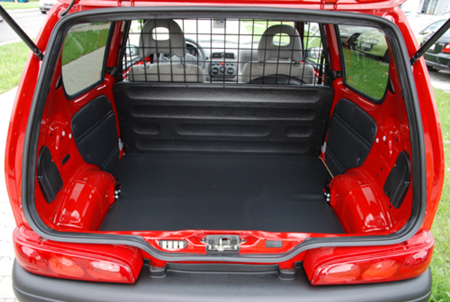 Kratka w aucie?  Wyjaśniamy jak się je pozbyć?