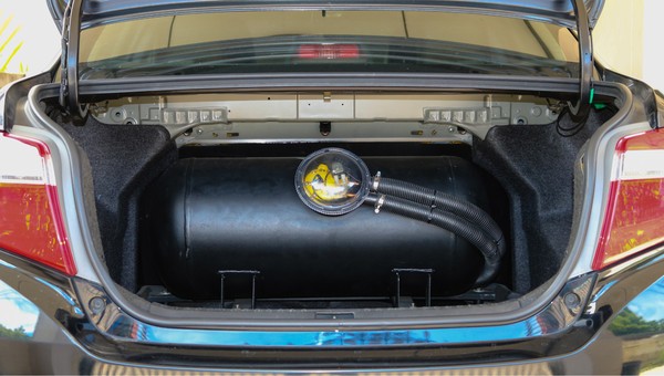 Masz auto z LPG? Sprawdź, czy jest ta naklejka. Za brak zapłacisz krocie