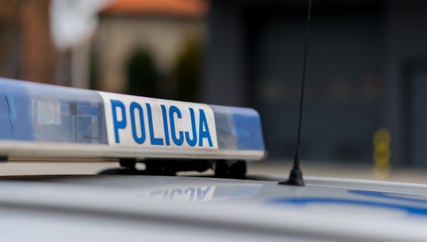 Kolizja z udziałem pędzącego radiowozu. Media: policjanci nie zachowali ostrożności