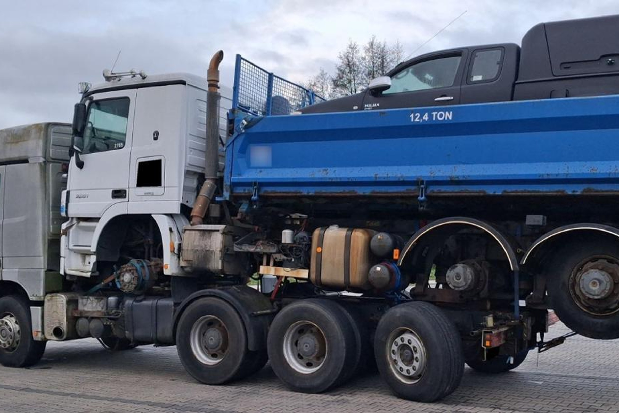 Ciężarówka z pickupem na ciężarówce. Co za kontrola ITD na S3