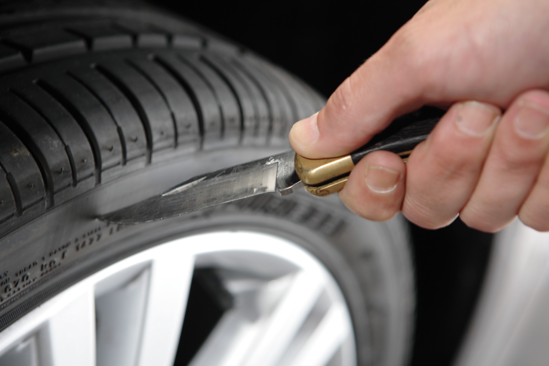 Ubezpieczenie opon obejmuje także akty wandalizmu