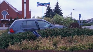 Ściął znak drogowy, wjechał na środek ronda i tam zaparkował [Nagranie z monitoringu]