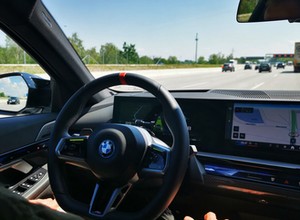BMW odpaliło autopilota w Niemczech. Auto jedzie, kierowca odpoczywa. Sprawdziłem, jak to działa