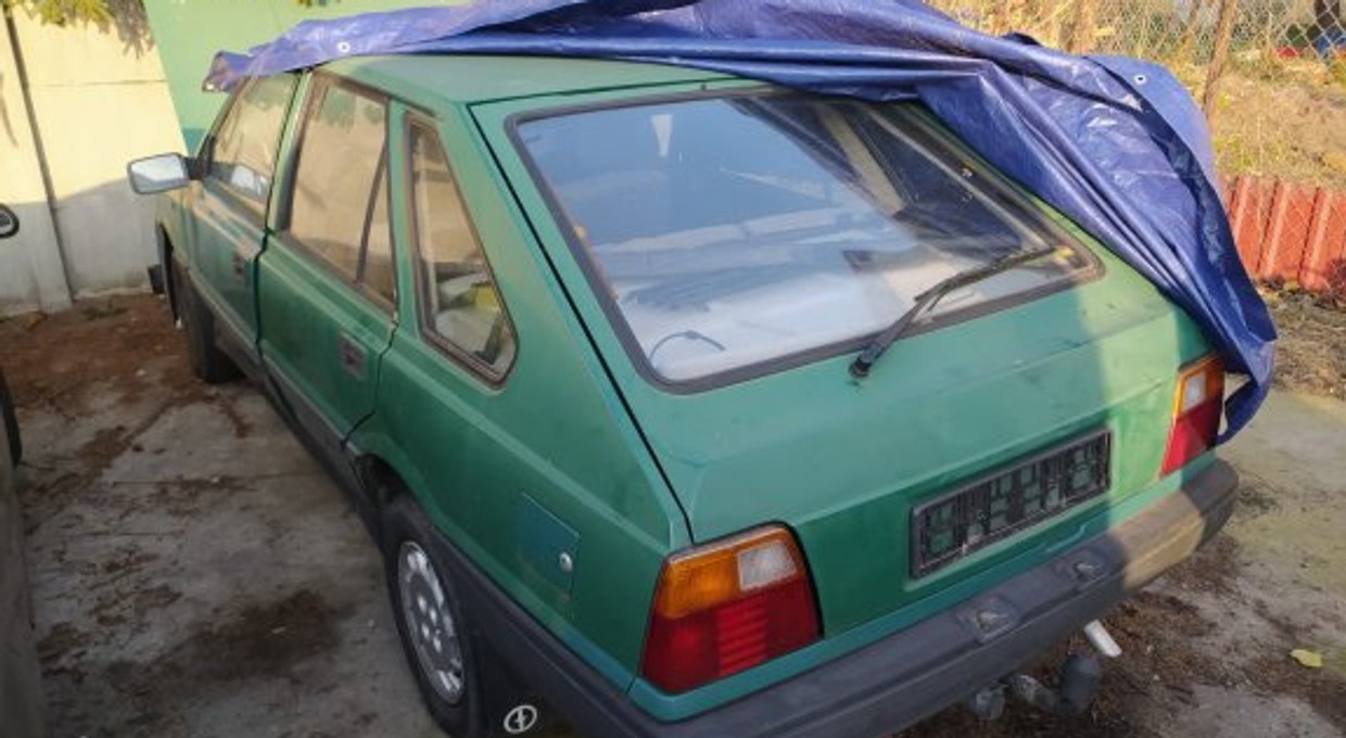 Ukradł z parkingu poloneza. Wywiózł auto na lawecie