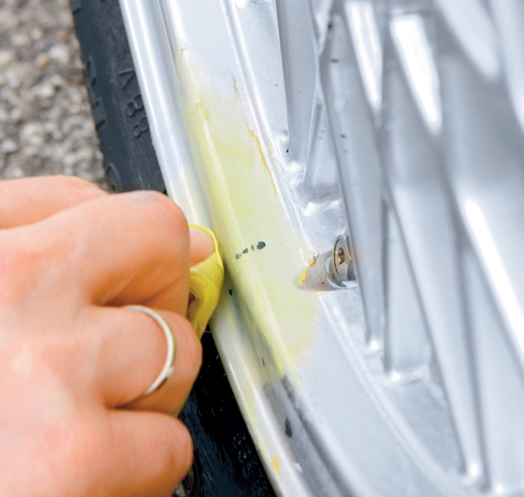 Oporne i niebezpieczne - zobacz jak skutecznie usunąć z lakieru smołę oraz owady