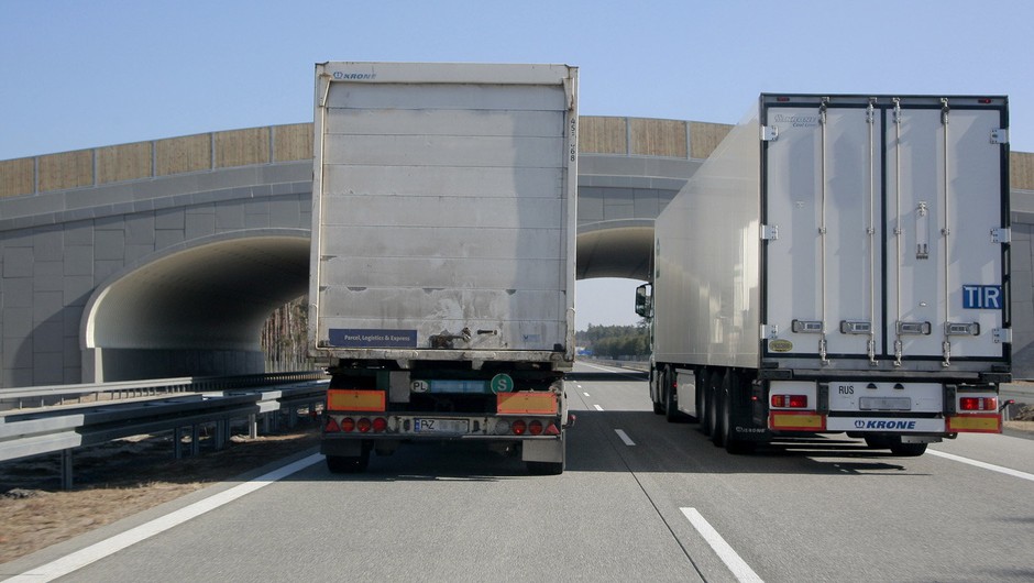 Wyprzedzające się ciężarówki na autostradzie