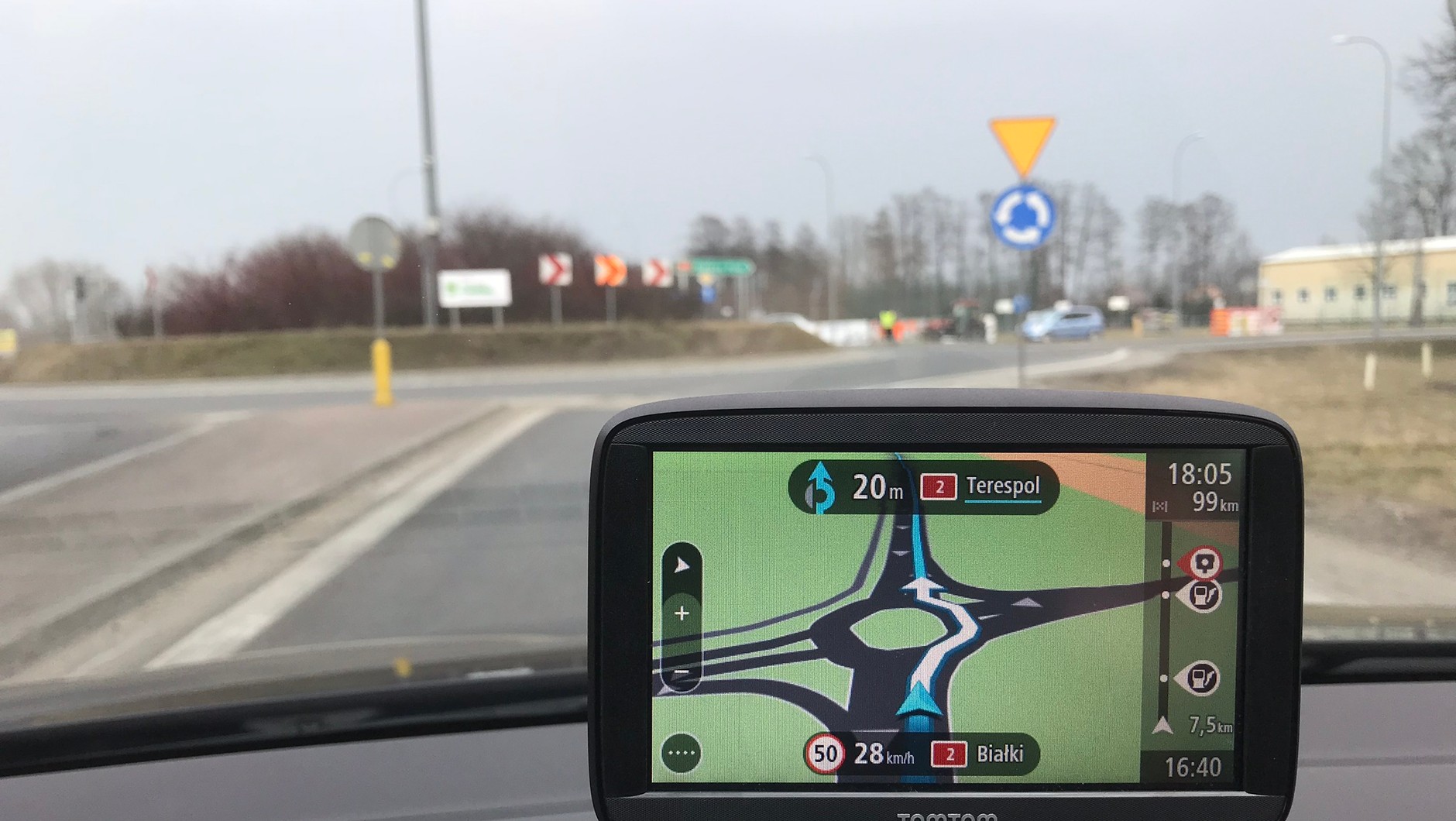 TomTom Start 52 - przydaje się pasek z boku z informacjami o stacjach paliw
