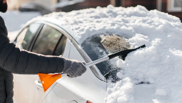 Odśnieżanie samochodu