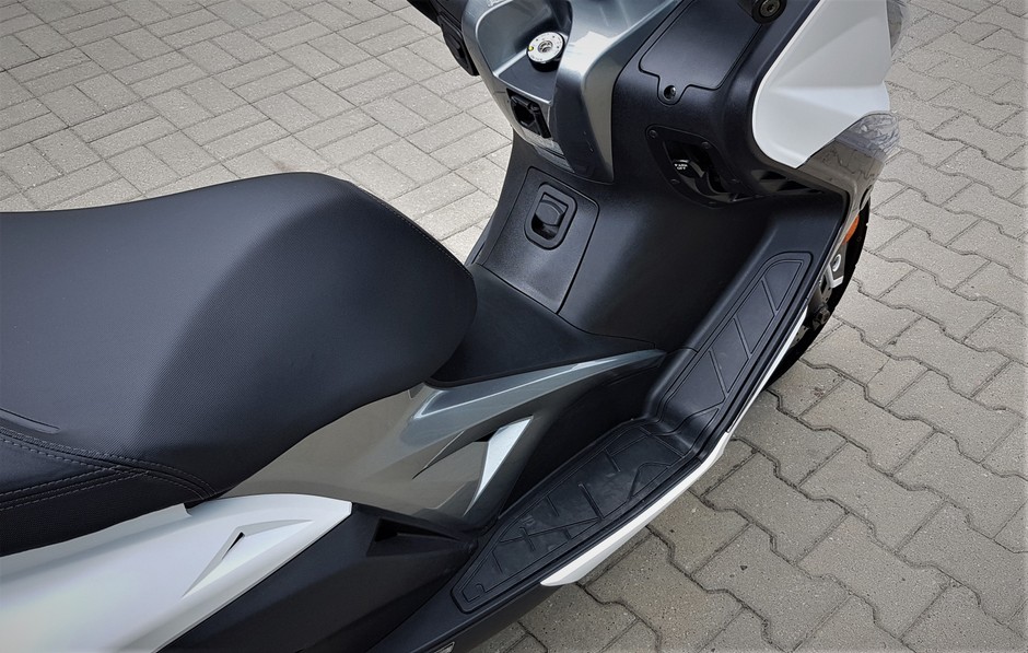 Kymco Xciting 400i - podesty na nogi