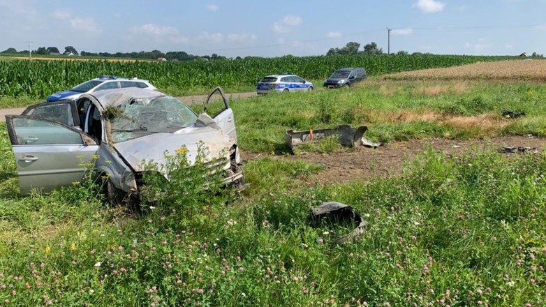 Wypadek opla przy autostradzie A4