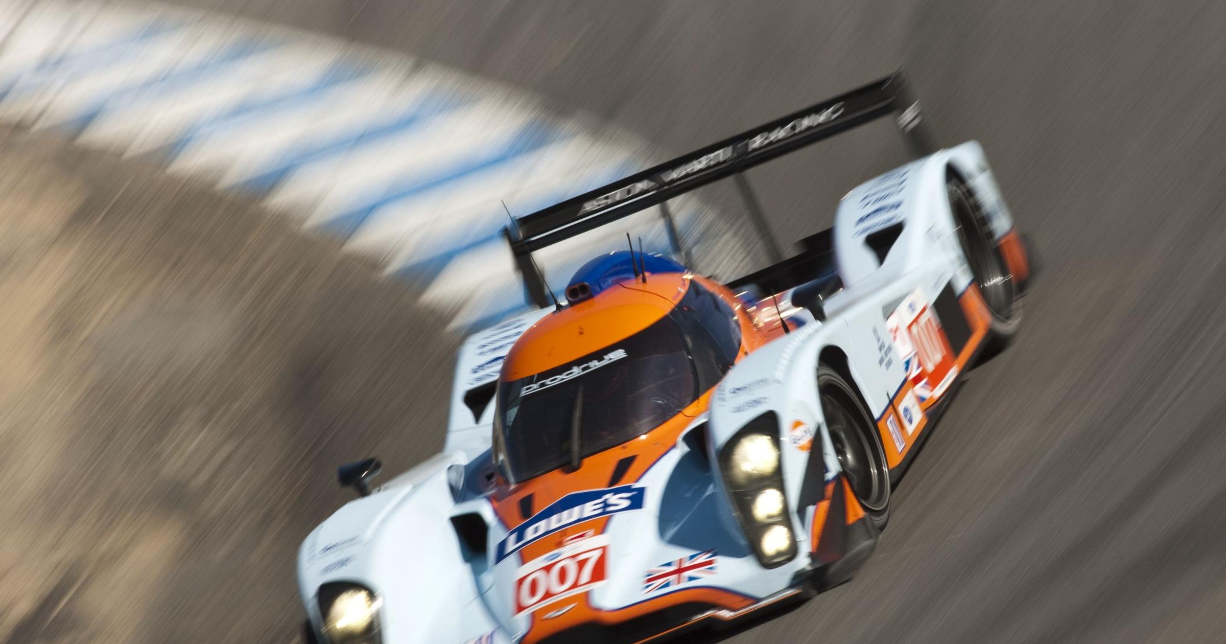 Aston Martin na torze Laguna Seca