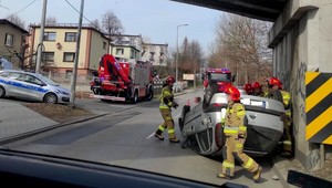 Na widok policji zaczął gwałtownie hamować. W efekcie wylądował na dachu 