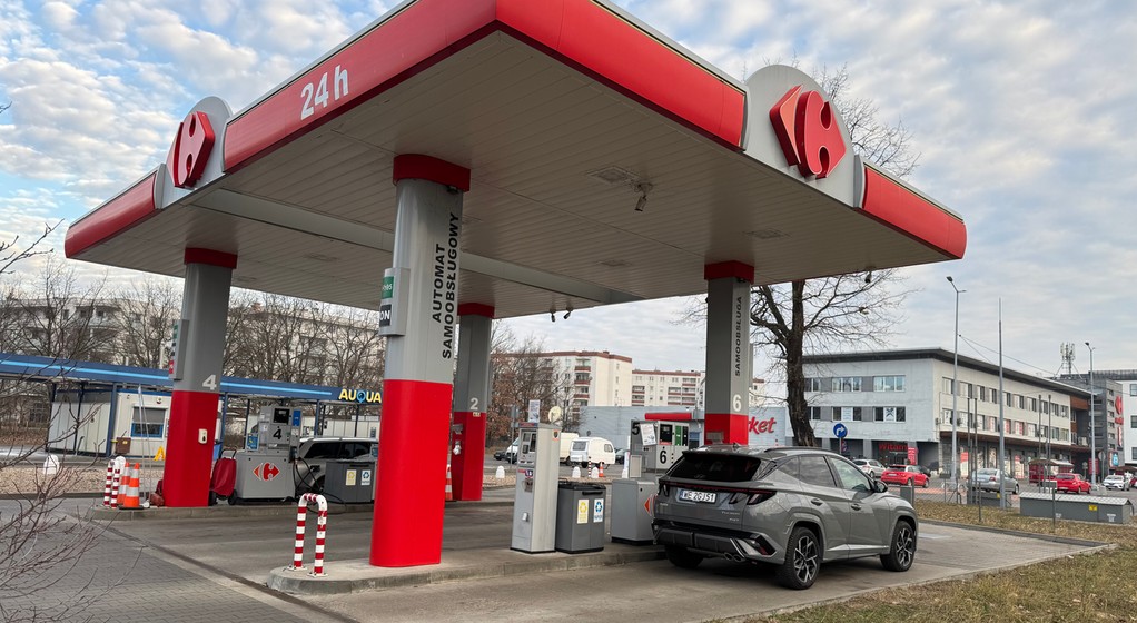 Stacja paliw dyskontowa może mieć ceny nawet 50 gr niższe niż na popularnych stacjach