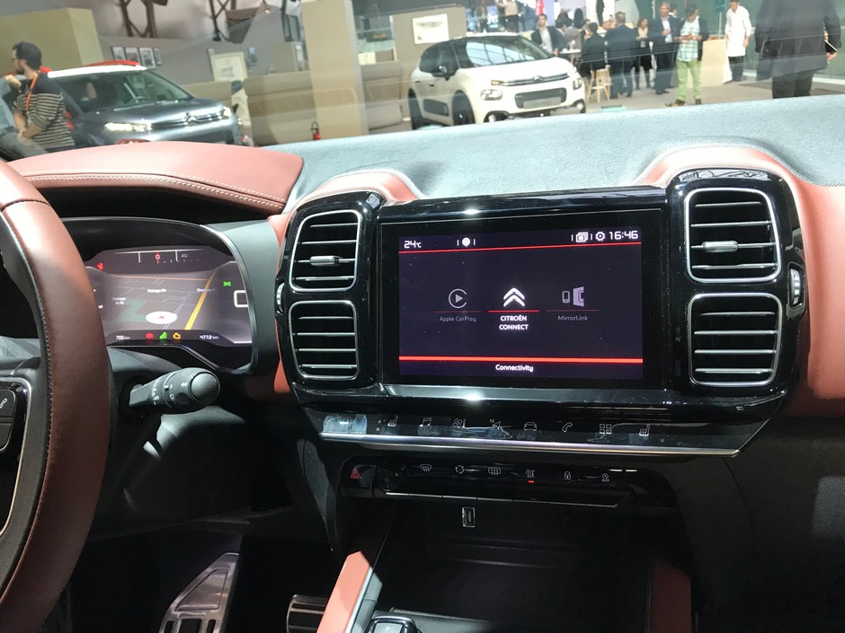 Pod ekranem dotykowym o przekątnej 8.2 cala zmieszczono panel z sensorami. Citroen C5 Aircross
