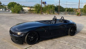 BMW Z4 bez przedniej szyby wygląda jak retro wyścigówka