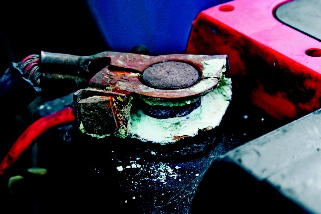 Regeneracja reflektorów - Dlaczego samochód słabo świeci i co można zrobić?