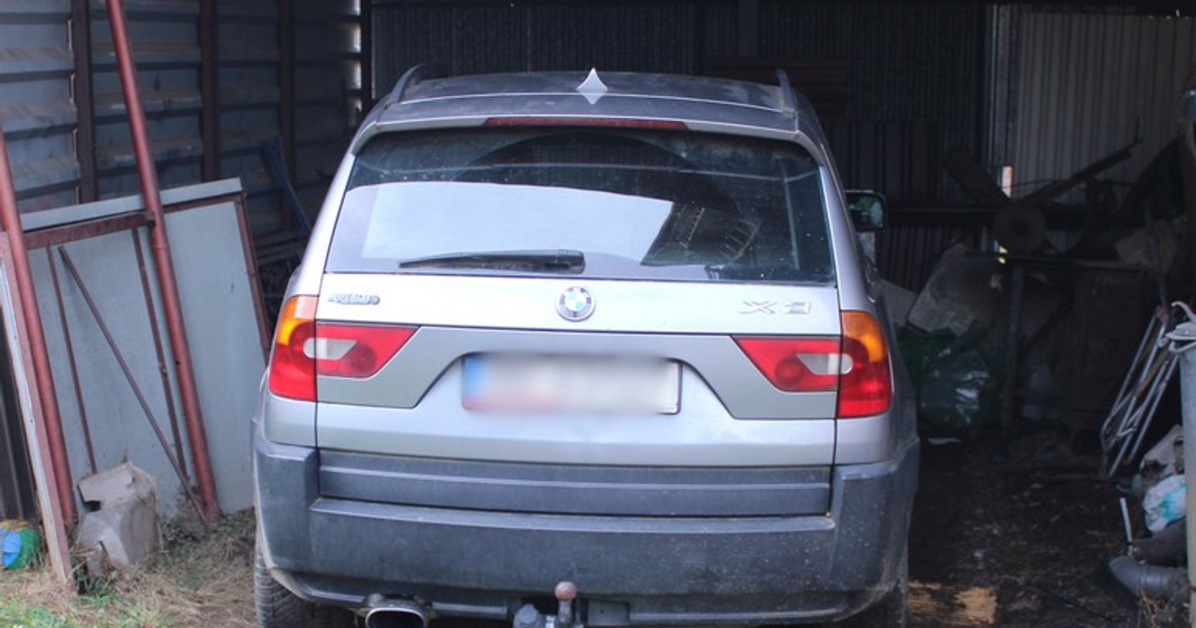 Kierowca BMW zjechał po schodach