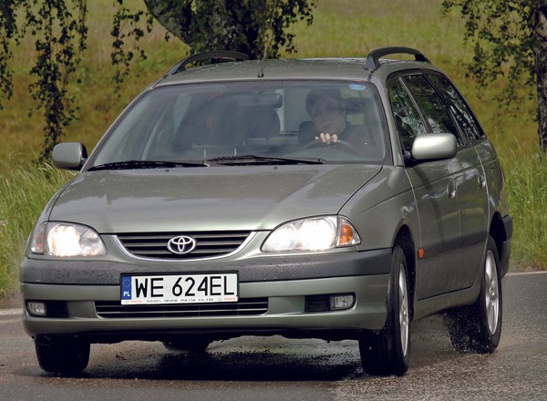 Toyota Avensis I (1997-2003) – optycznie trąci już myszką, ale może niezawodnie służyć