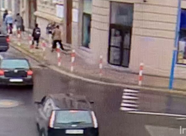 Dwie nastolatki na hulajnodze potrąciły seniorkę. Skończyło się w sądzie [WIDEO]