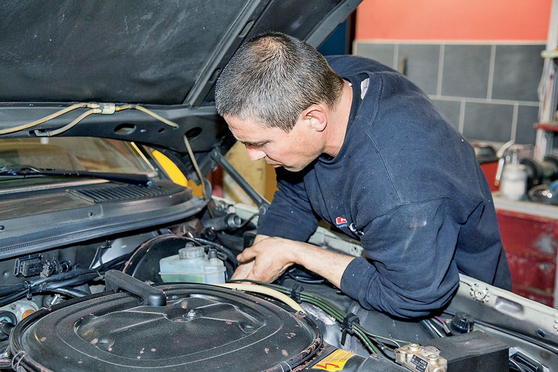 Wymiana przewodów hamulcowych i paliwowych krok po kroku