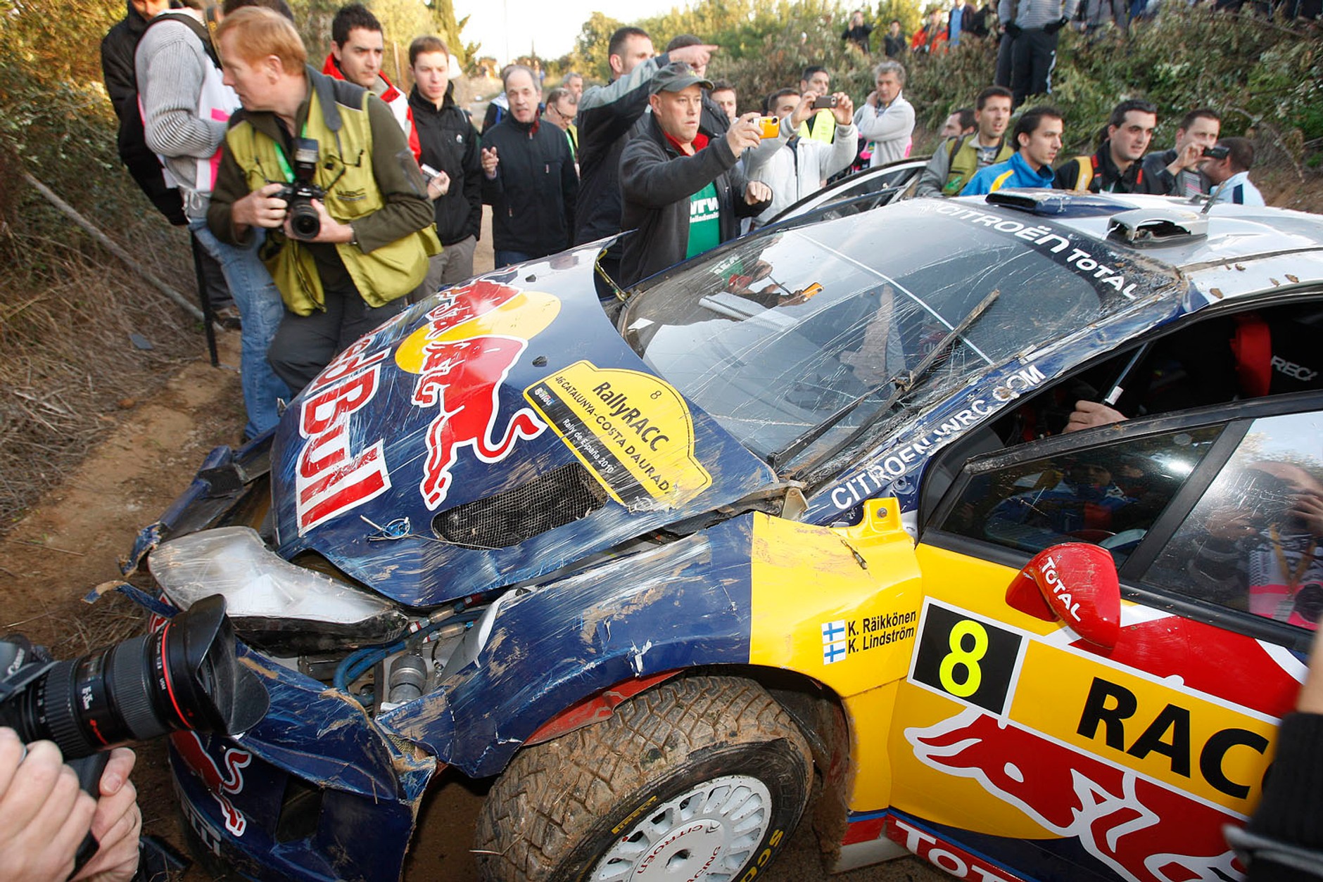 Rajd Hiszpanii 2010: jak ratowali po wypadku Räikkönena (zdjęcia: Rallyworld©Willy Weyens)