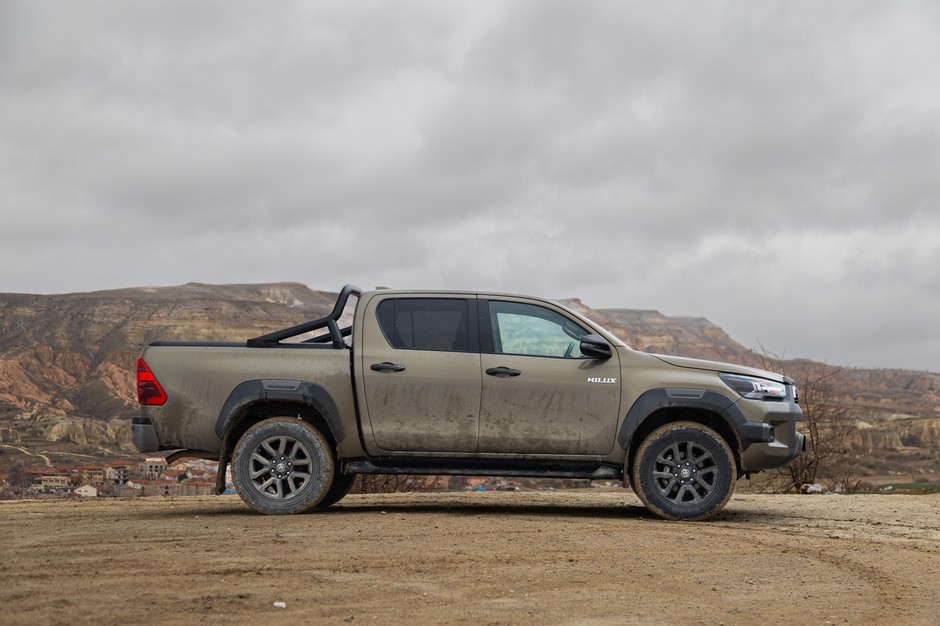 Toyota Hilux MHEV