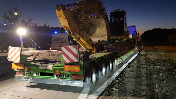 Kierowcy sądzili, że się przemkną pod osłoną nocy. Inspektorzy ITD znają takie sztuczki. Transport koparki był ciężką przesadą