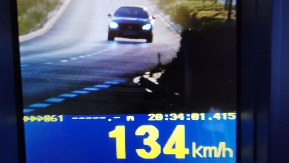 Przekroczenie o 84 km/h w terenie zabudowanym oznacza zatrzymanie prawa jazdy na trzy miesiące, wysoki mandat i punkty karne