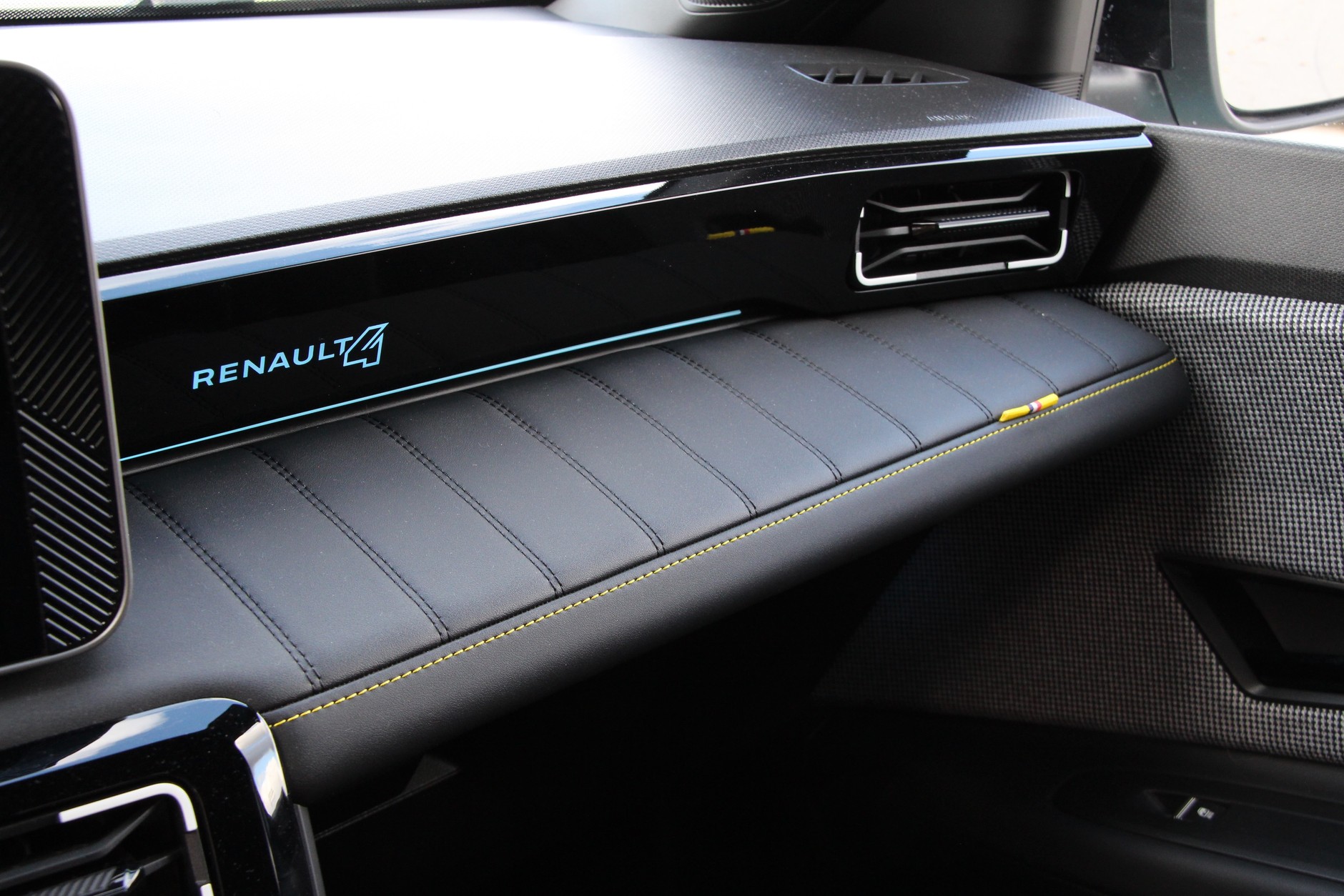 Renault 4 E-Tech Iconic