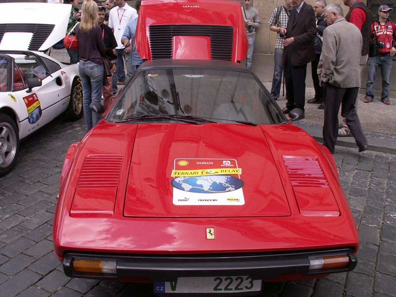 Pięćdziesiąt aut Ferrari: światowa sztafeta w Pradze!