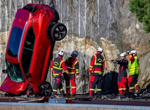 Zrzucali nowe auta z wysokości 30 metrów! Dla bezpieczeństwa