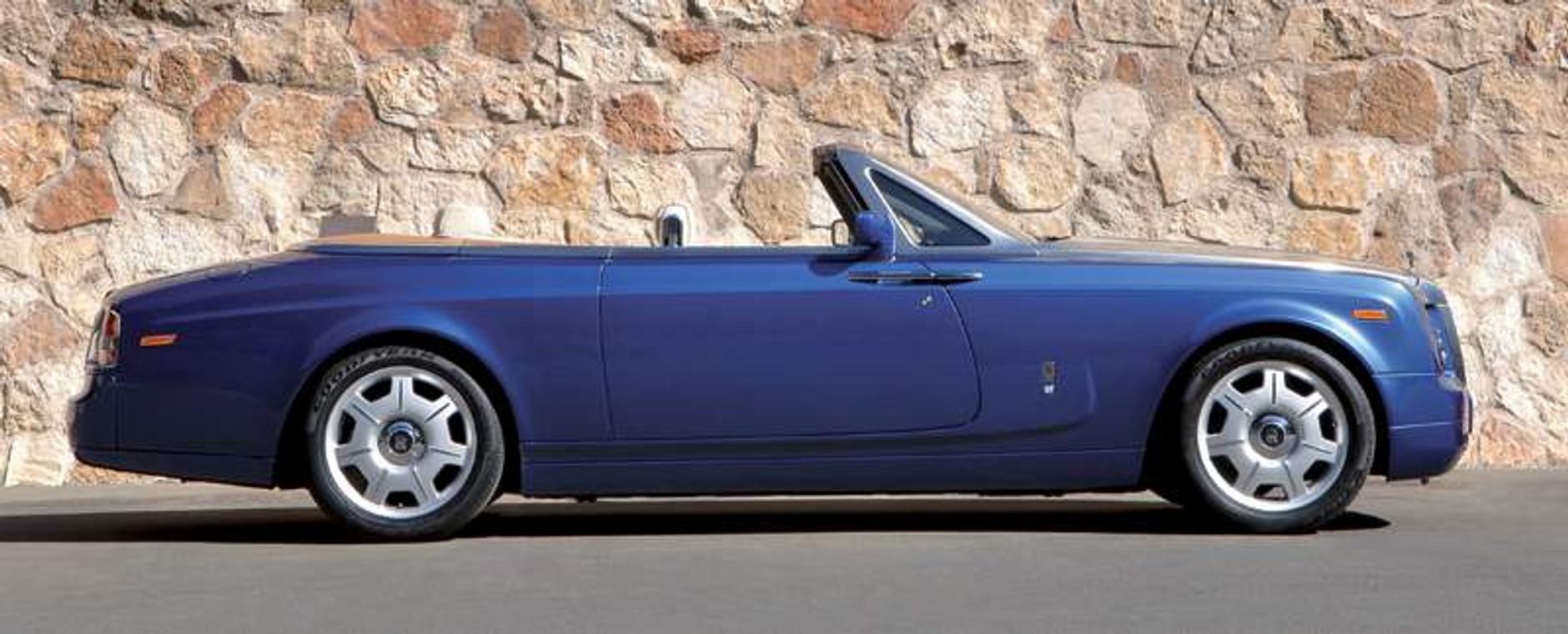 Rolls-Royce Phantom Drophead Coupe – boulevard cruiser (video)