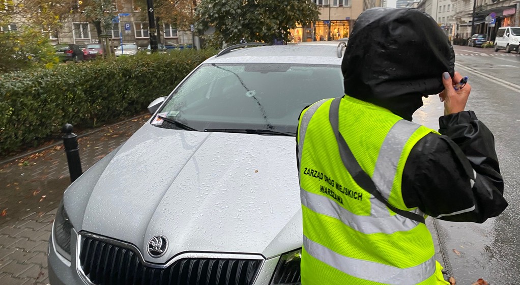 Kontrola biletów w płatnej strefie parkowania w Warszawie