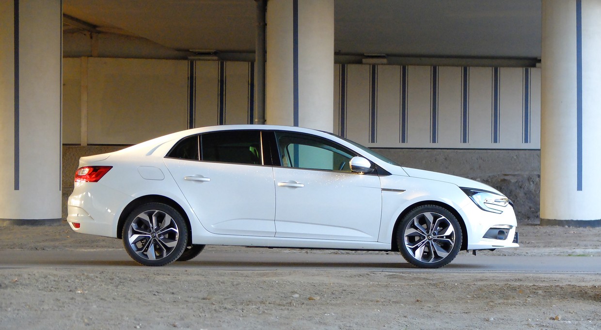 Renault Megane GrandCoupé TCe 130 - to po prostu zwykły sedan | TEST