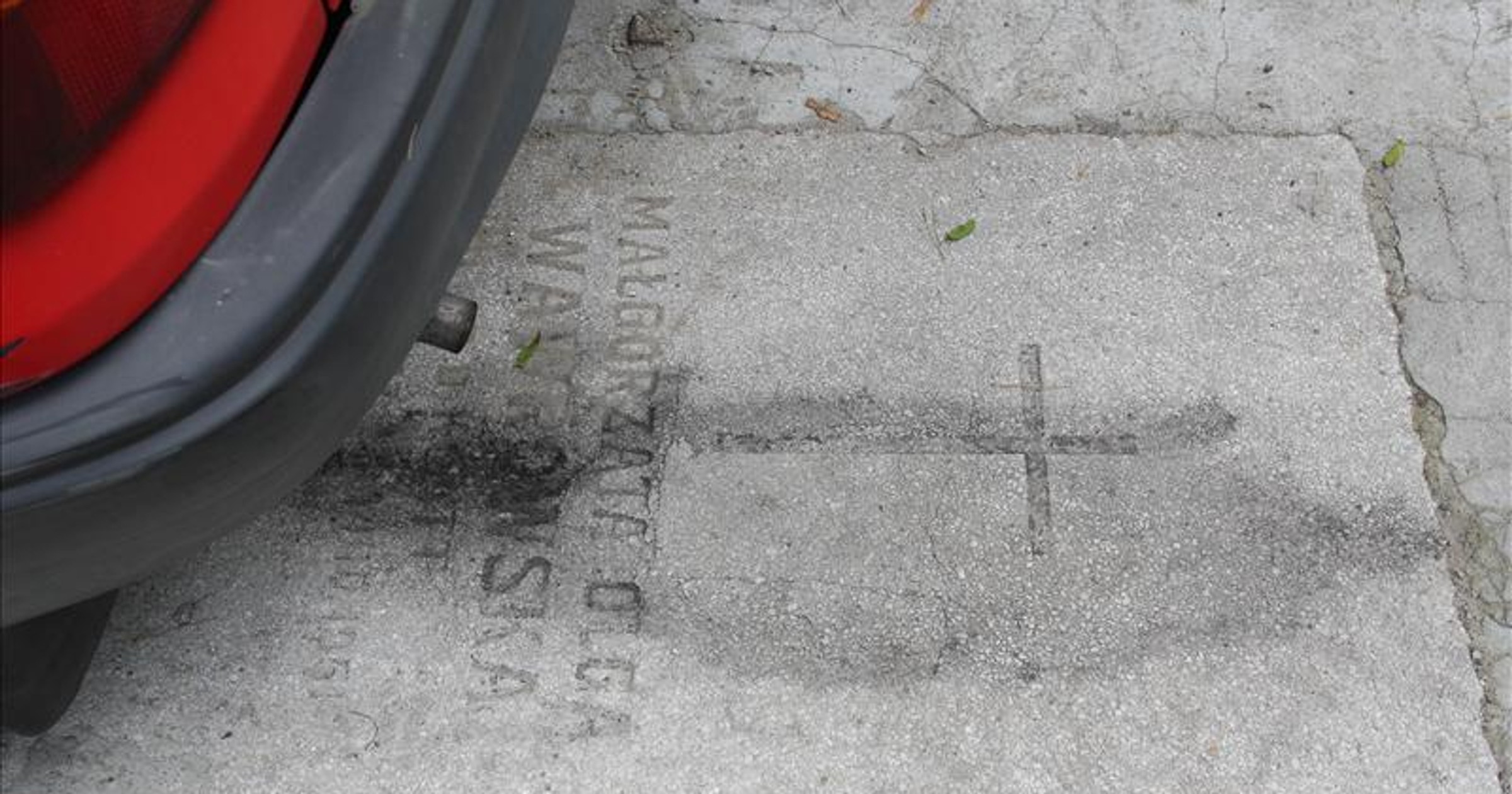 Płyty nagrobne na parkingu