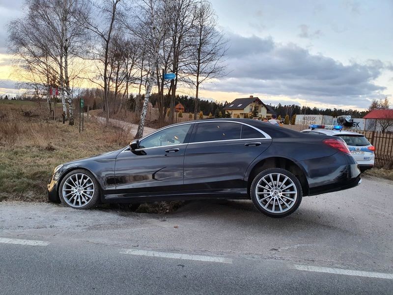 Kierowca Mercedesa Klasy S wpadł do rowu i uciekł z miejsca zdarzenia