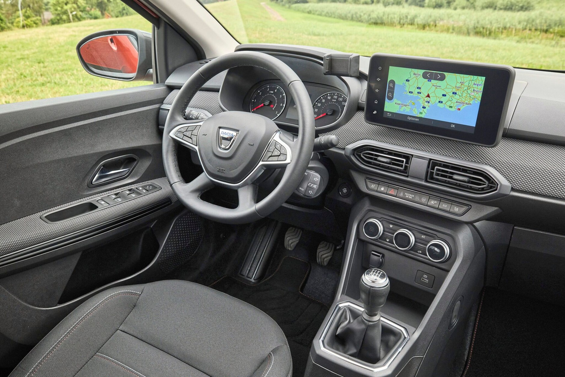 Z czasem nawiewy się rozregulowały, a gniazdo USB zaczęło mocno się ruszać.