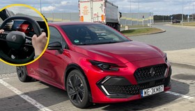 Hybrydowe Renault Clio na autostradzie