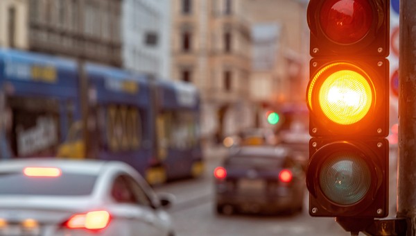 Kiedy można wjechać na skrzyżowanie na żółtym świetle?