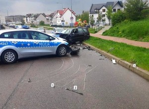 Kierowca BMW brawurowo uciekał przez dwa powiaty. Staranował radiowóz [Nagranie]