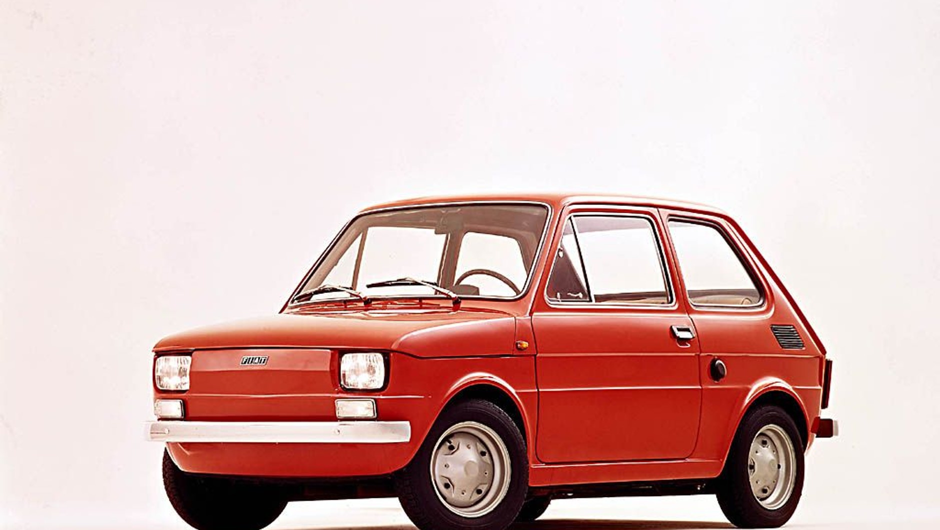 Fiat 126 z Włoch miał np. białe klosze przednich kierunkowskazów i podłużne logo złożone z czterech rombów.