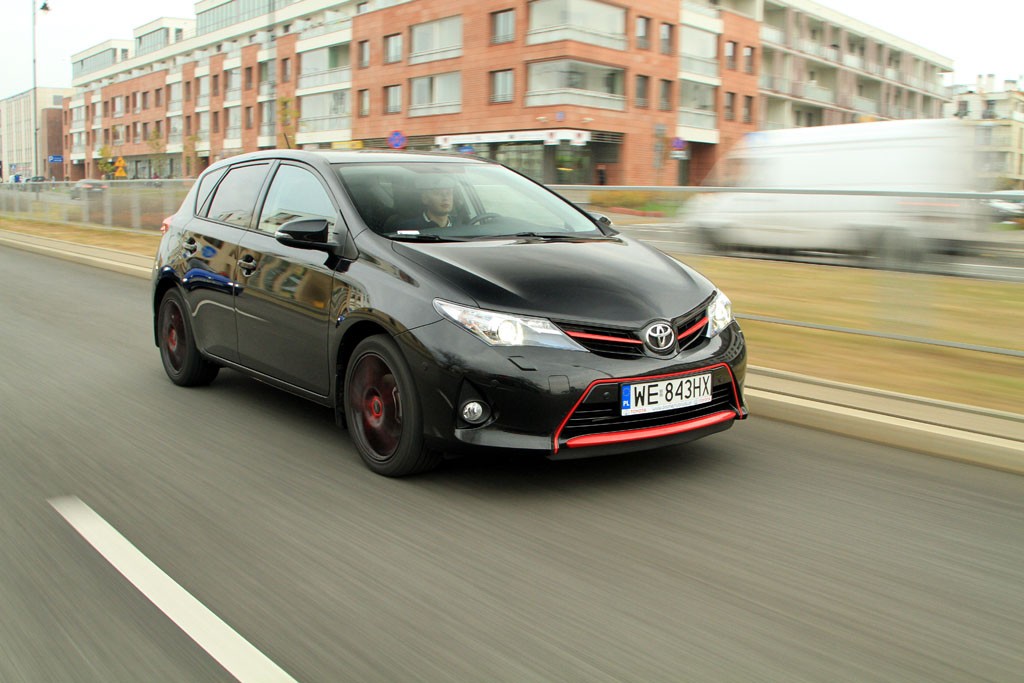 Toyota Auris 1.6 Red