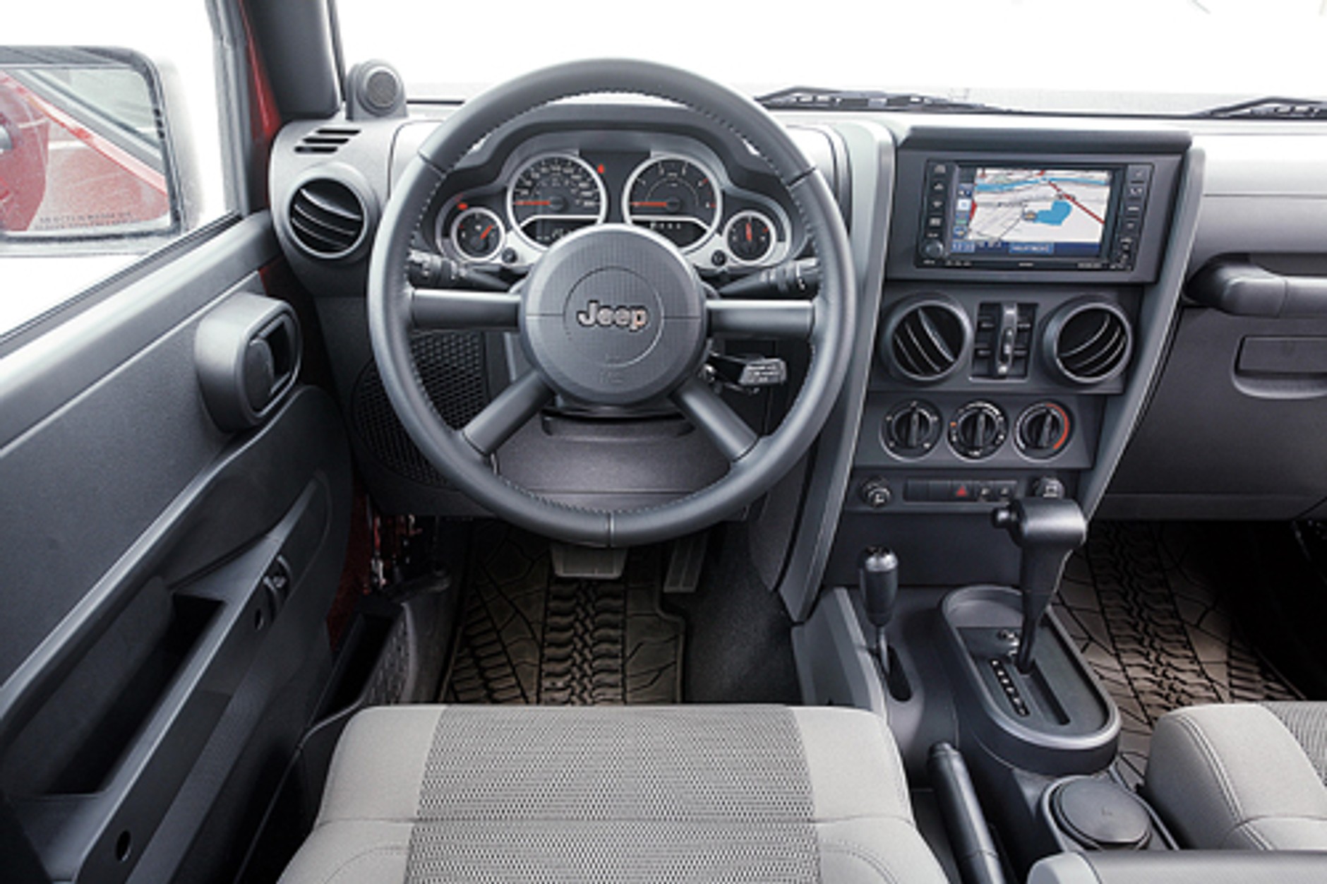 Jeep Wrangler kontra Land Rover Defender - Na bulwary i na Saharę