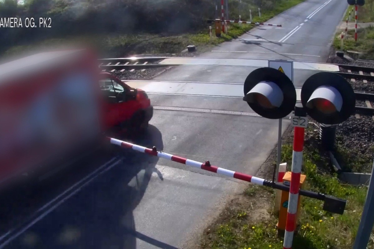 Ten kierowca pokonał przejazd kolejowy, ignorując zamknięte zapory
