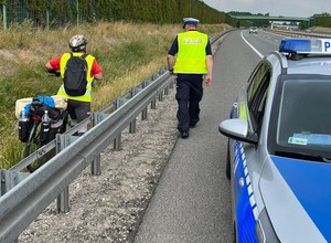 Jechał po drodze ekspresowej rowerem z sakwami. Policjanci nie kryli oburzenia