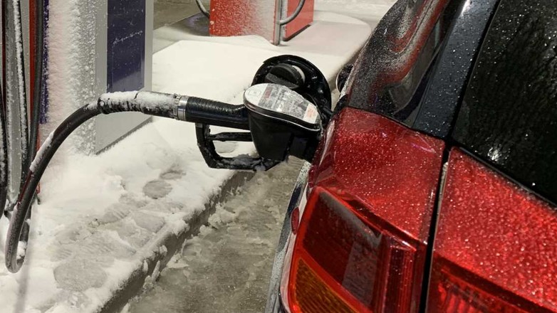 Tankowanie samochodu zimą