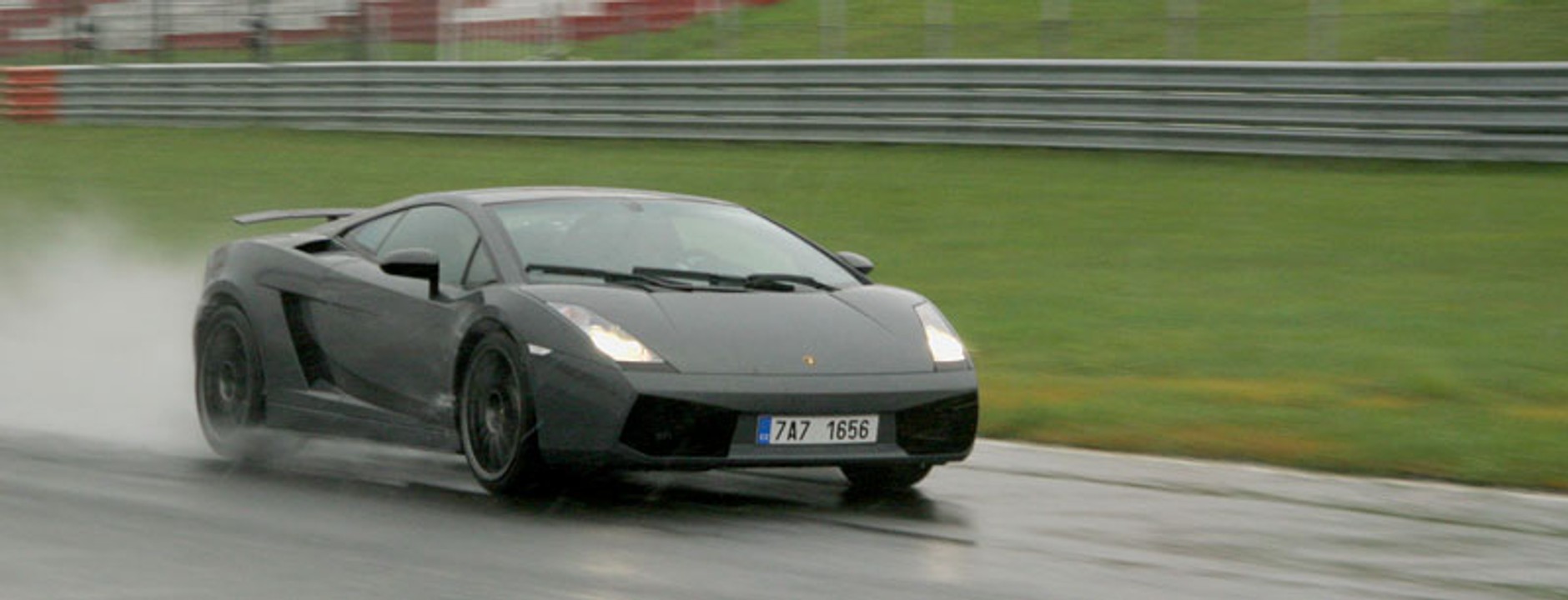 Autodrom Most: sportowe rakiety w deszczu (fotogaleria)