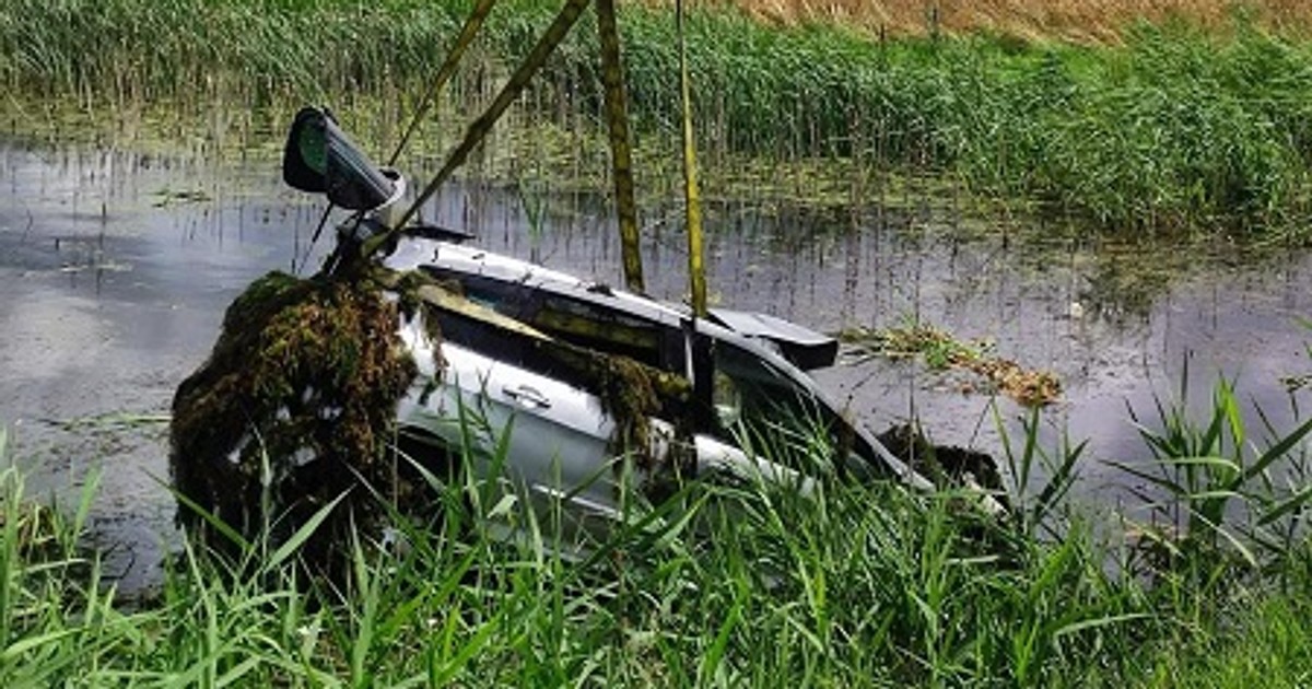 Peugeot "wylądował" w stawie. Kierująca była trzeźwa