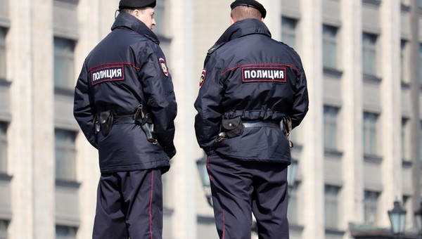 Dwóch rosyjskich policjantów przed budynkiem Dumy Państwowej, marzec 2022 r.