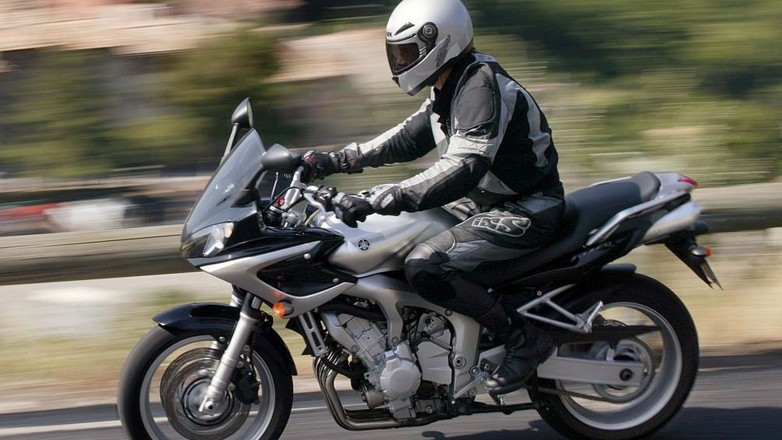 Yamaha FZ6 Fazer, model 2004